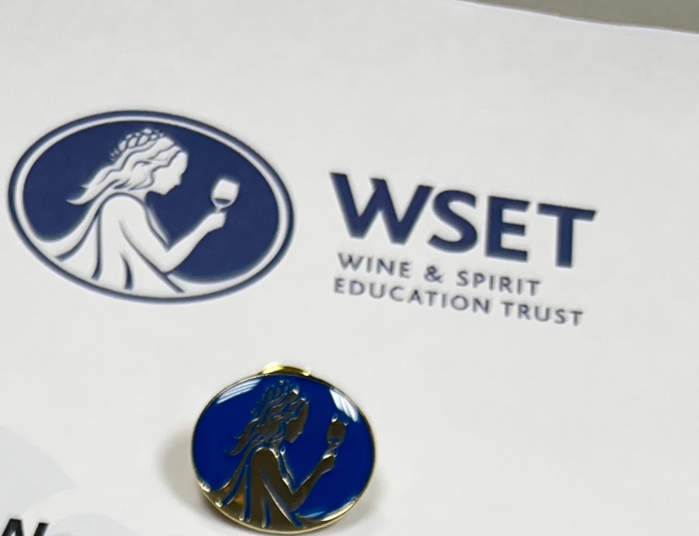 WSET Level 2 課程心得：證書與舊版藍色 WSET 徽章