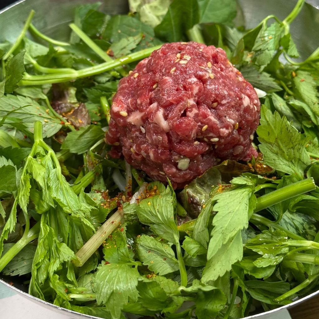 水芹菜生牛肉拌飯 陵洞水芹菜 