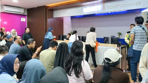 Penumpang Serbu Stasiun Gambir untuk Refund