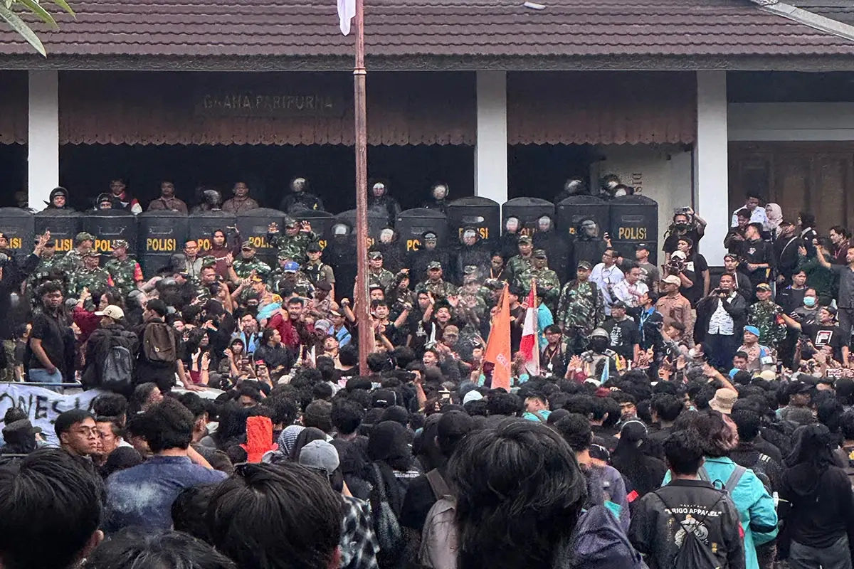 Ahmad Sahroni Diduga Kabur ke Singapura Saat Demo Ricuh, Publik Semakin Geram 3 20250219194412 demo mahasiswa 2