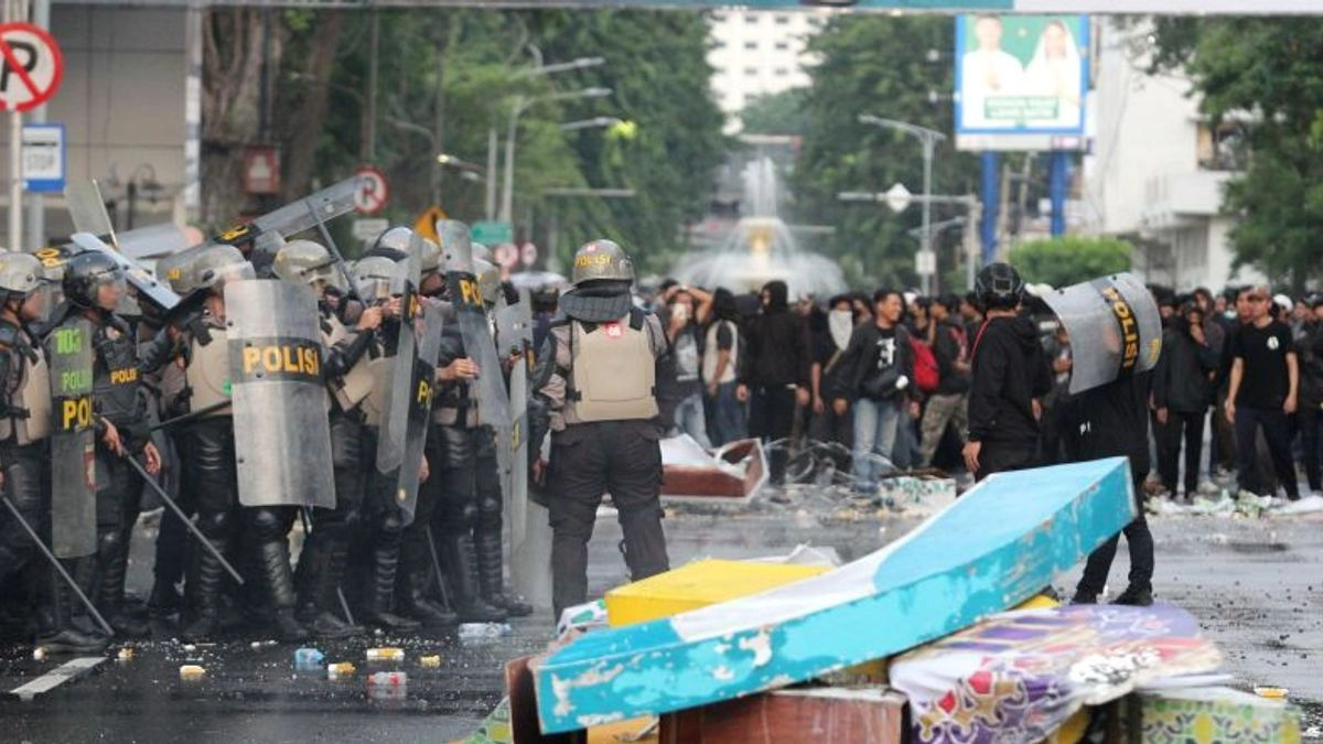 Massa Bertahan di Simpang Lima Senen, Lalu Lintas Jakarta Pusat Lumpuh