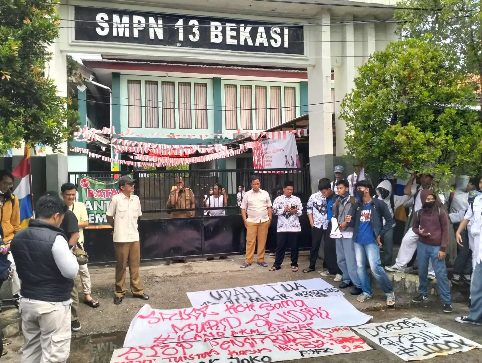 Guru SMPN 13 di Bekasi Didemo Alumni Usai Diduga Lakukan Pencabulan