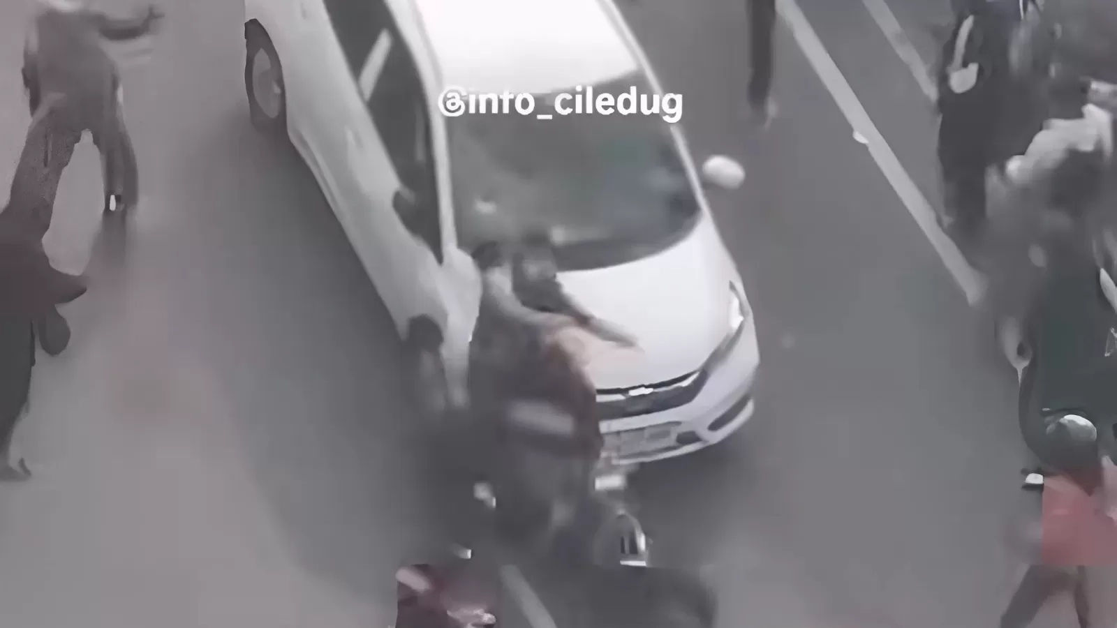 Mobil Honda Brio putih Dikejar Massa Aksi 25 Agustus Usai Terobos Demo