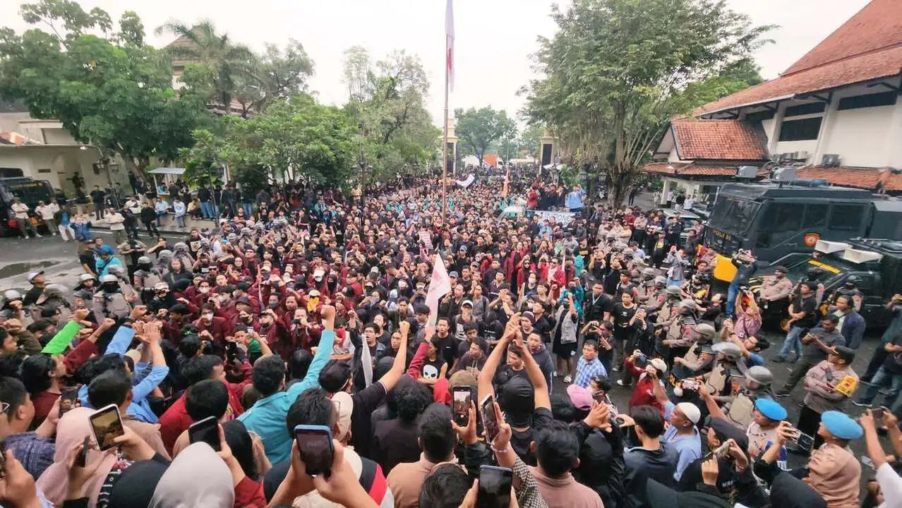 Solo Mencekam Massa Konvoi di Gedung DPRD Solo