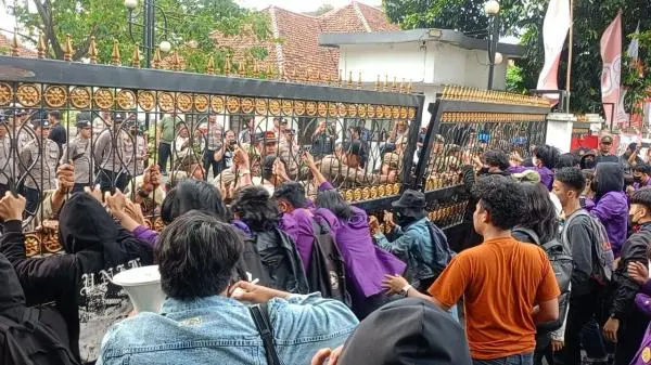 Kaki Demonstran Tertabrak Mobil Polisi! Aksi Mahasiswa di Bogor dan Karawang Berujung Ricuh
