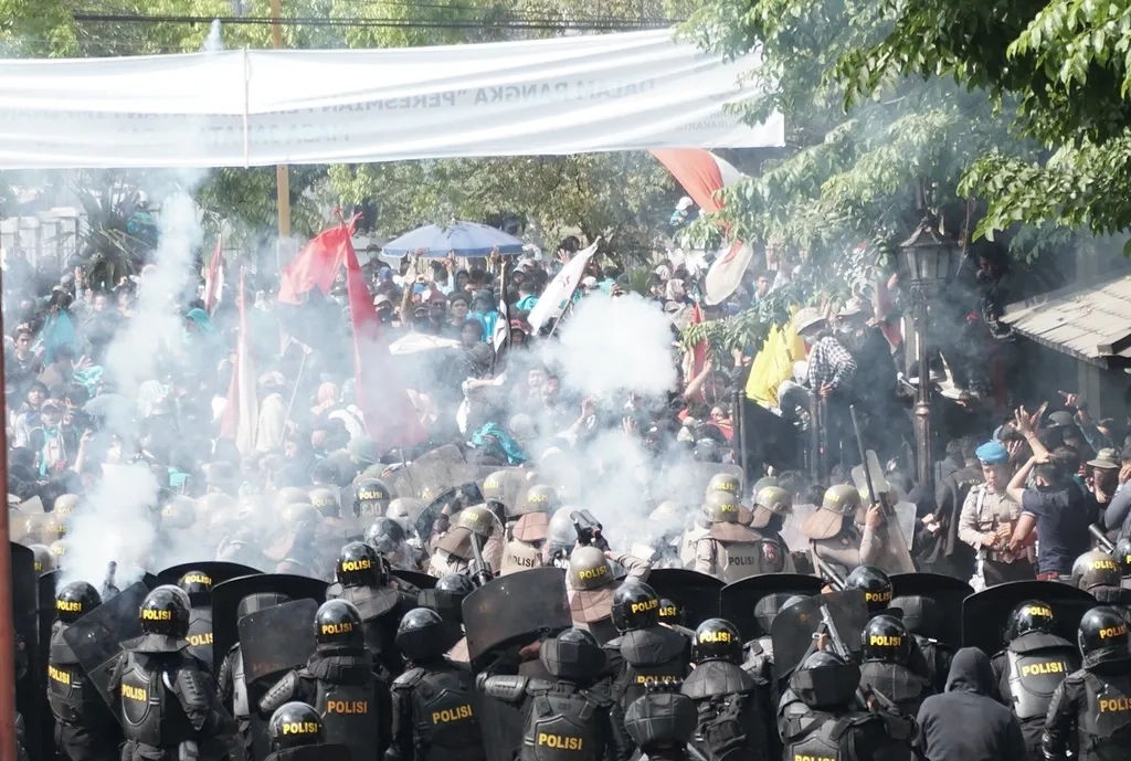 Solo Mencekam Massa Konvoi di Gedung DPRD Solo