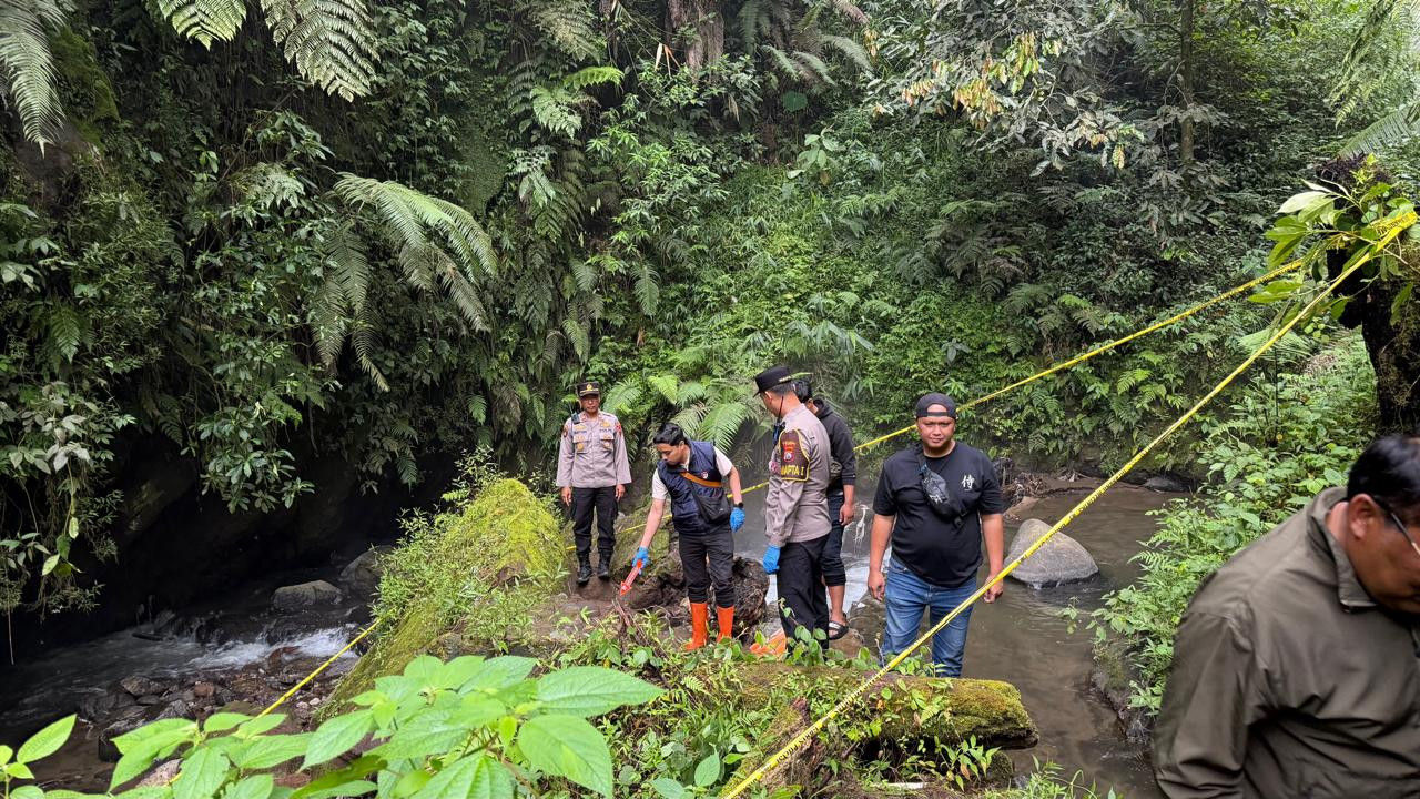Viral Pemuda di Jembatan Cangar, Polisi Ungkap Dugaan Motif