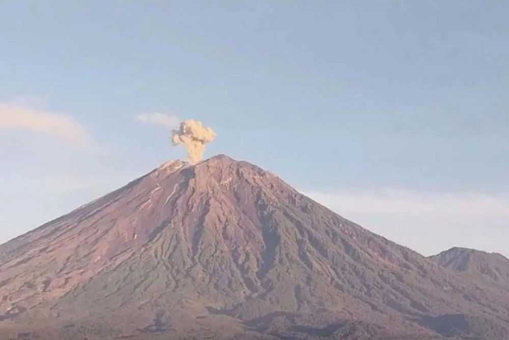 Detail Erupsi Gunung Semeru Erupsi 4 Kali: Dari Dini Hari hingga Pagi