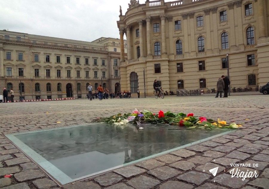 Bebelplatz Berlim - Memorial da Queima de Livros
