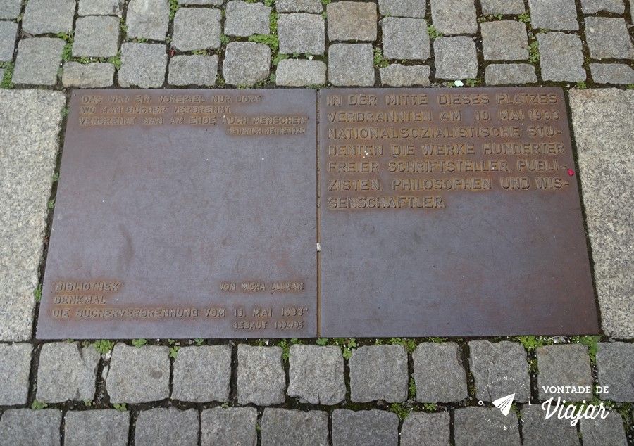 Bebelplatz Berlim - Onde se queimam livros acaba-se queimando pessoas
