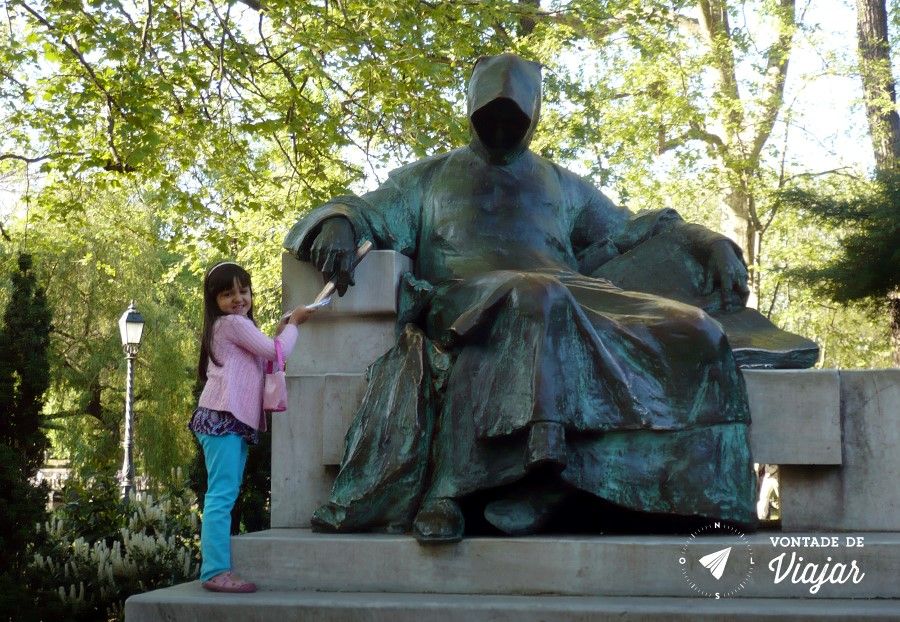 budapeste-com-criancas-estatua-do-autor-desconhecido-no-parque-da-cidade