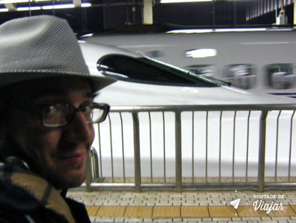 Kyoto - Bruno e o trem de alta velocidade Shinkansen que liga Kyoto a Tokyo