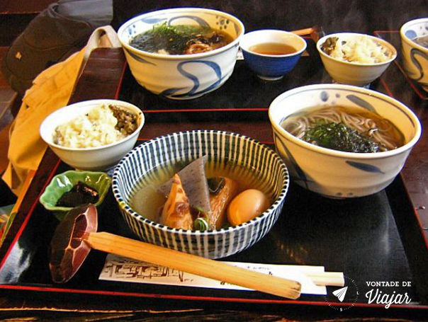 Kyoto - Comida em Ohara sopa com massa de peixe nabo ovo e arroz com um tipo de alga