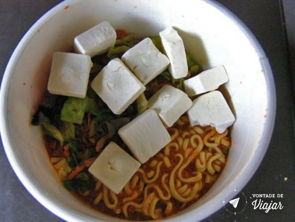 Kyoto - Cup noodles com ervas secas tofu desidratado e molho apimentado