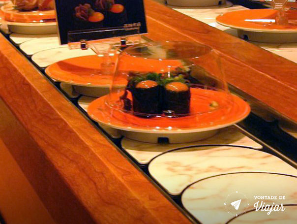 Kyoto - No sushi de esteirinha um enroladinho em que tinha carne cozida e uma gema crua
