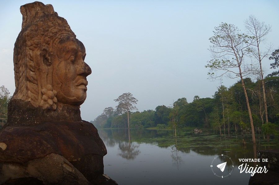 Angkor Wat - Ponte com estatuas Khmer a caminho dos templos