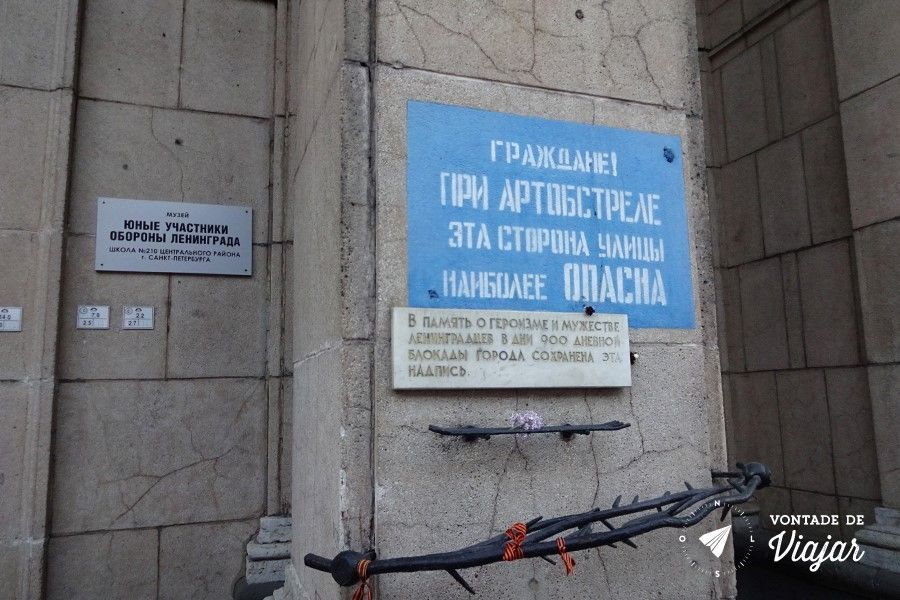 Sao Petersburgo - Placa do Cerco de Leningrado na Nevski Prospekt - dicas de viagem no blog Vontade de Viajar