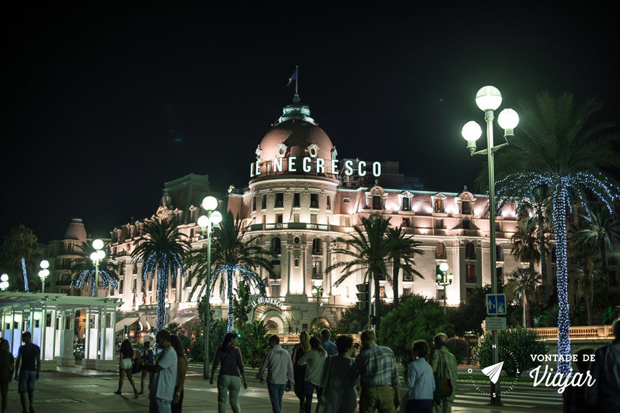 Nice - Hotel Negresco iluminado a noite