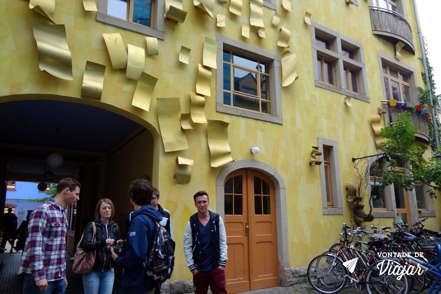 Dresden - predio amarelo com folhas de metal na Kunsthof Passage