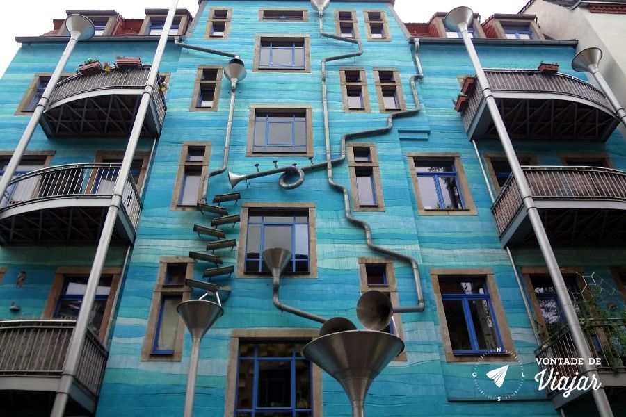 Dresden - predio azul com canos e instalacoes de arte na Kunsthof Passage