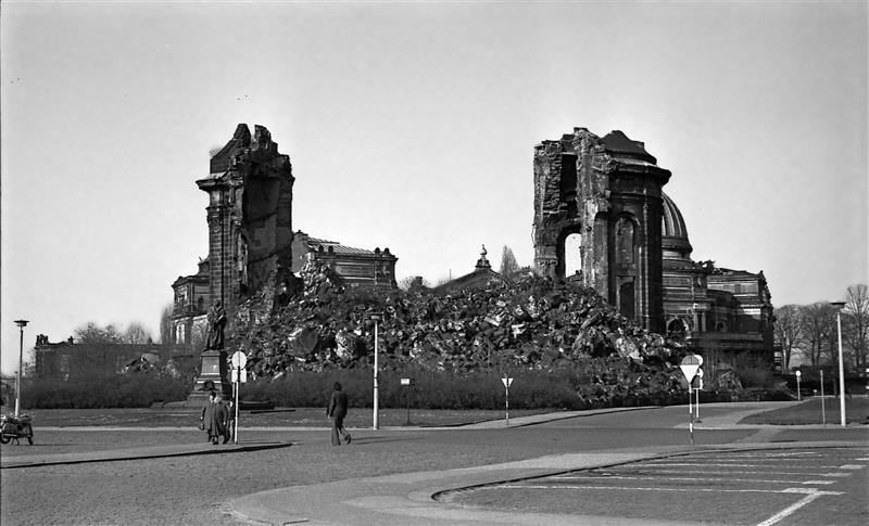 Dresden - As ruinas da Frauenkirche em abril de 1975