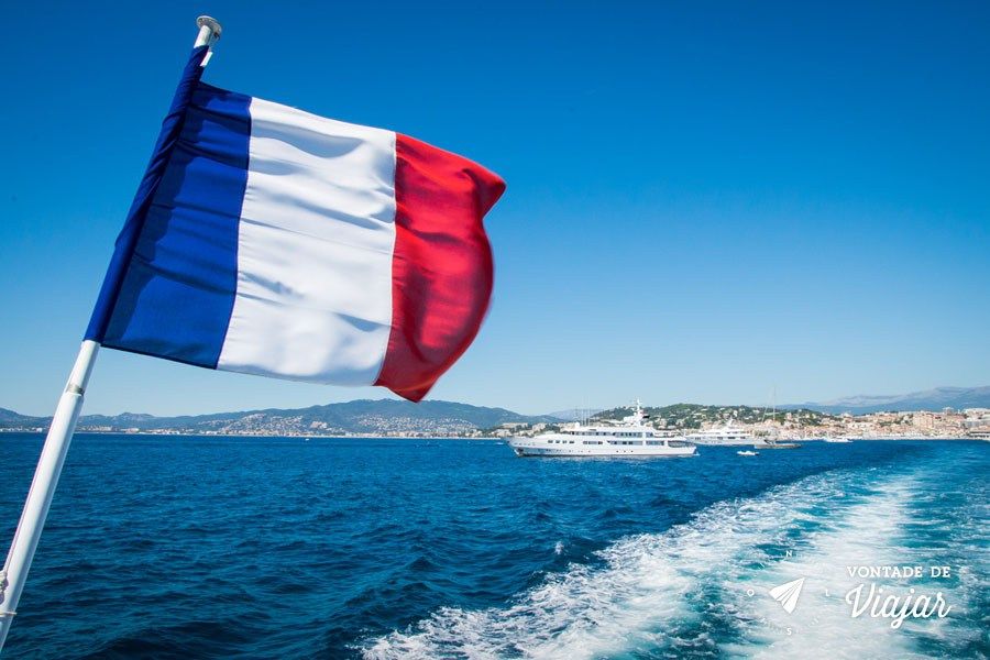 riviera-francesa-bandeira-da-franca-no-barco-para-a-ile-de-saint-margarite