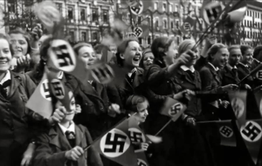 centro-de-documentacao-de-nuremberg-mulheres-animadas-no-desfile-militar