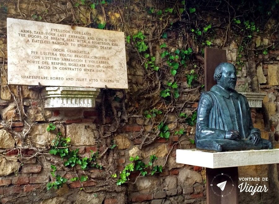 Romeu e Julieta história - Trecho de Romeu e Julieta estatua de Shakespeare
