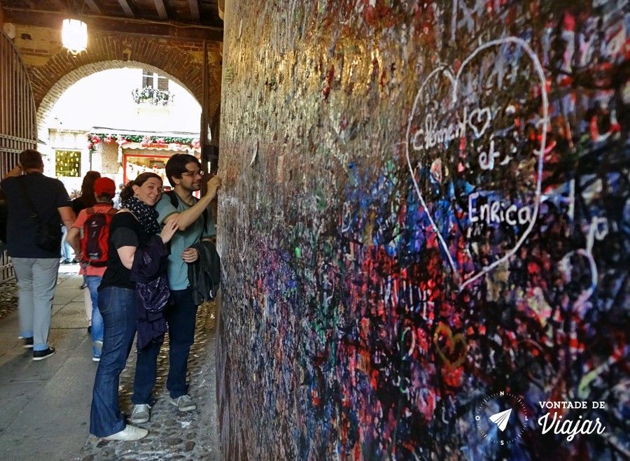 Romeu e Julieta História - Coracoes rabiscados na parede