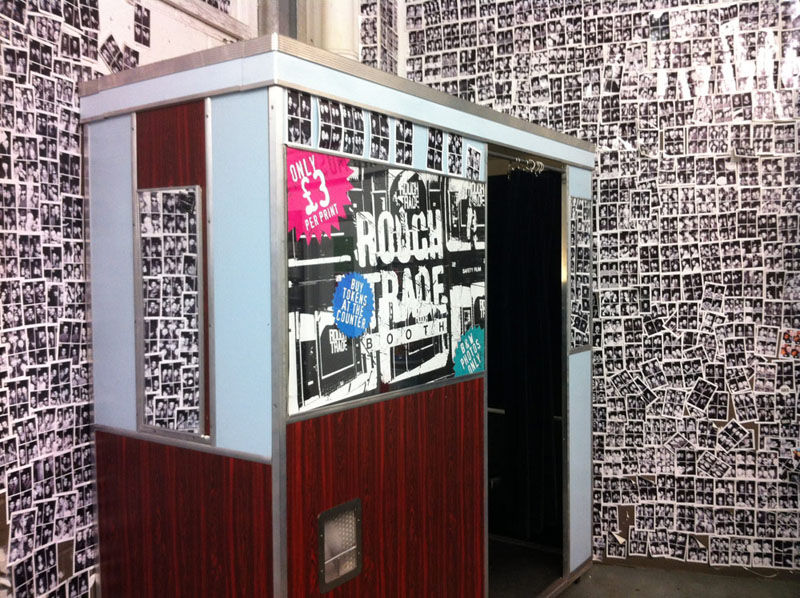 Cabines de fotos 3x4 - loja de discos Rough Trade East em Londres - foto Timeout