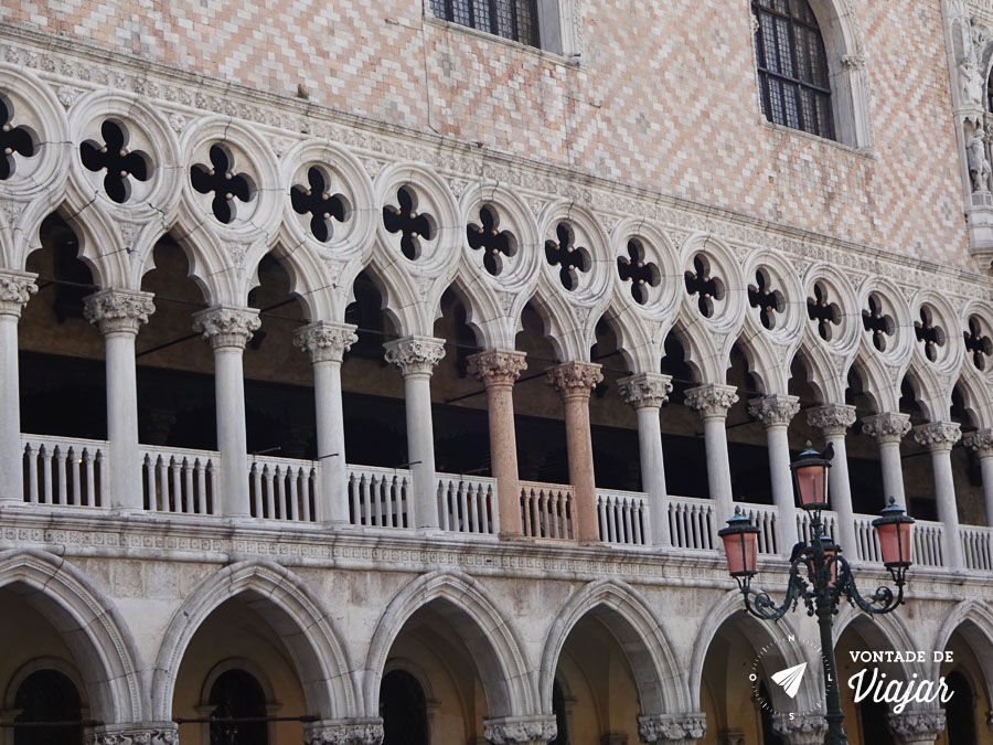 Italia - Colunas vermelhas no Palacio do Doge Palazzo Ducale em Veneza