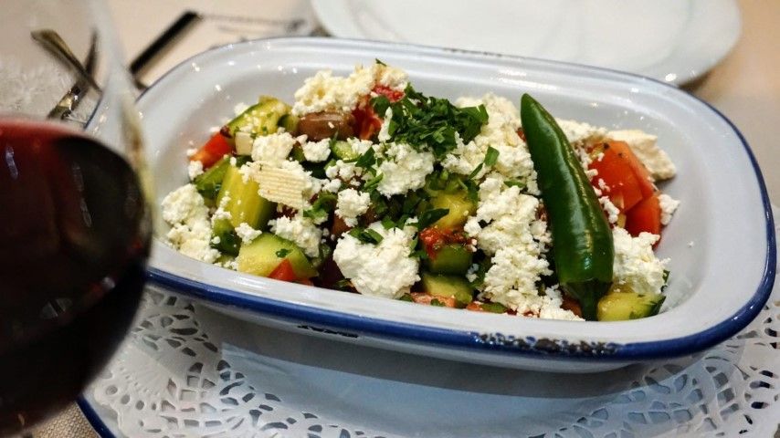 O que fazer em Sofia Bulgaria - Restaurante Shtastliveca - Salada Shopska