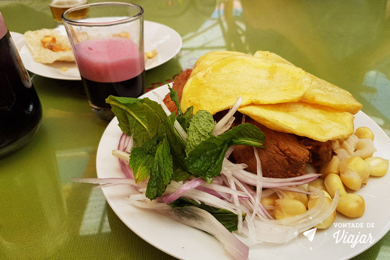 Comidas tipicas do Peru - Chincharron com chicha morada no Vale Sul de Cusco