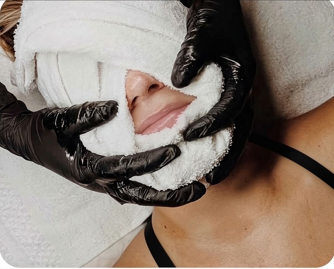  facial-treatment,lip-area,esthetician,gloves,skincare,client-care,close-up,beauty-service,spa-treatment 
