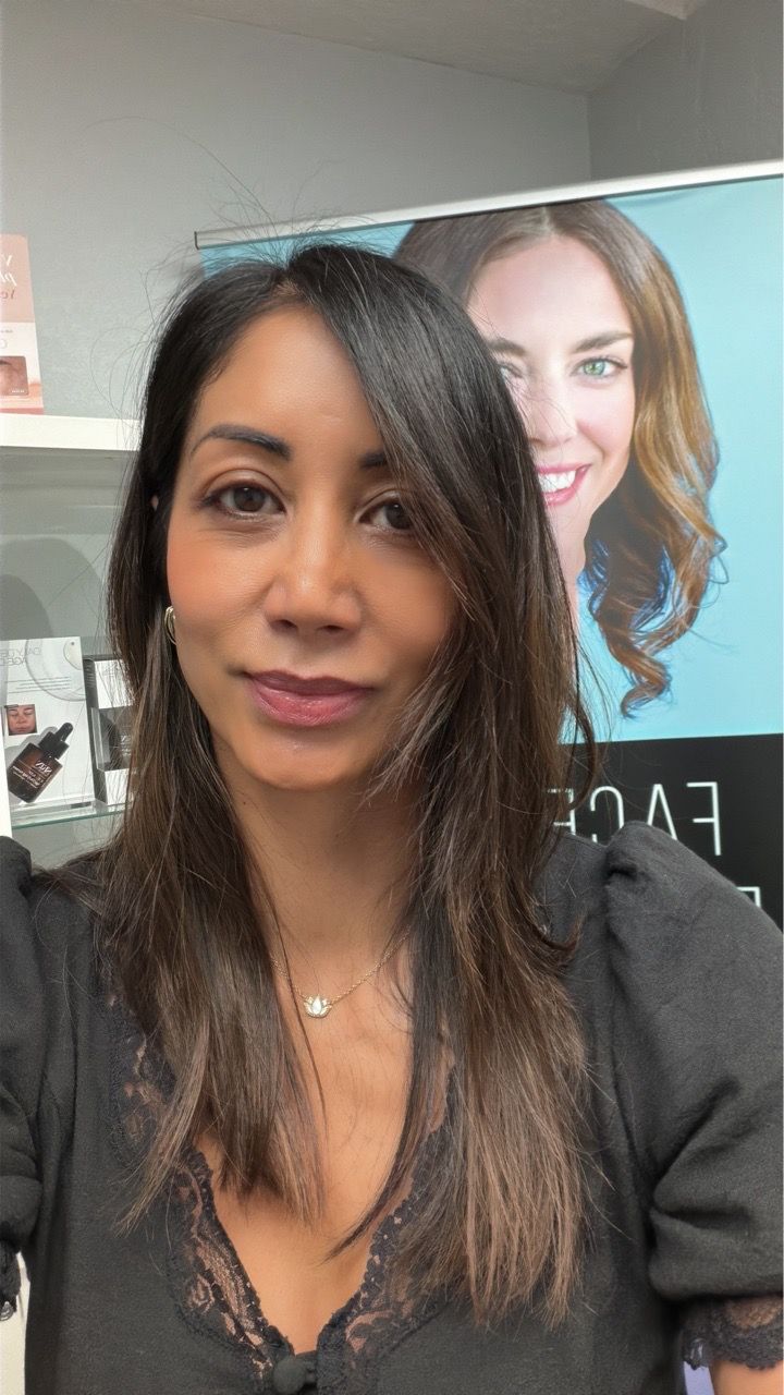  beauty-professional,skincare,portrait,salon-interior,customer-facing,vertical-photo 