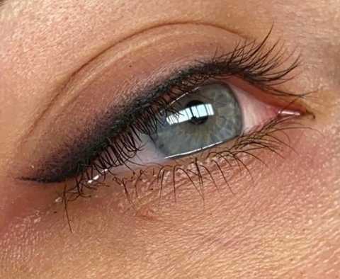 Eyeliner touchup