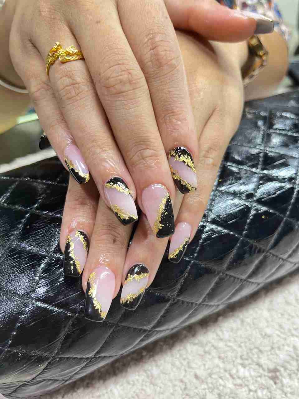  nail-art,manicure,black-and-gold,hand,jewelry  