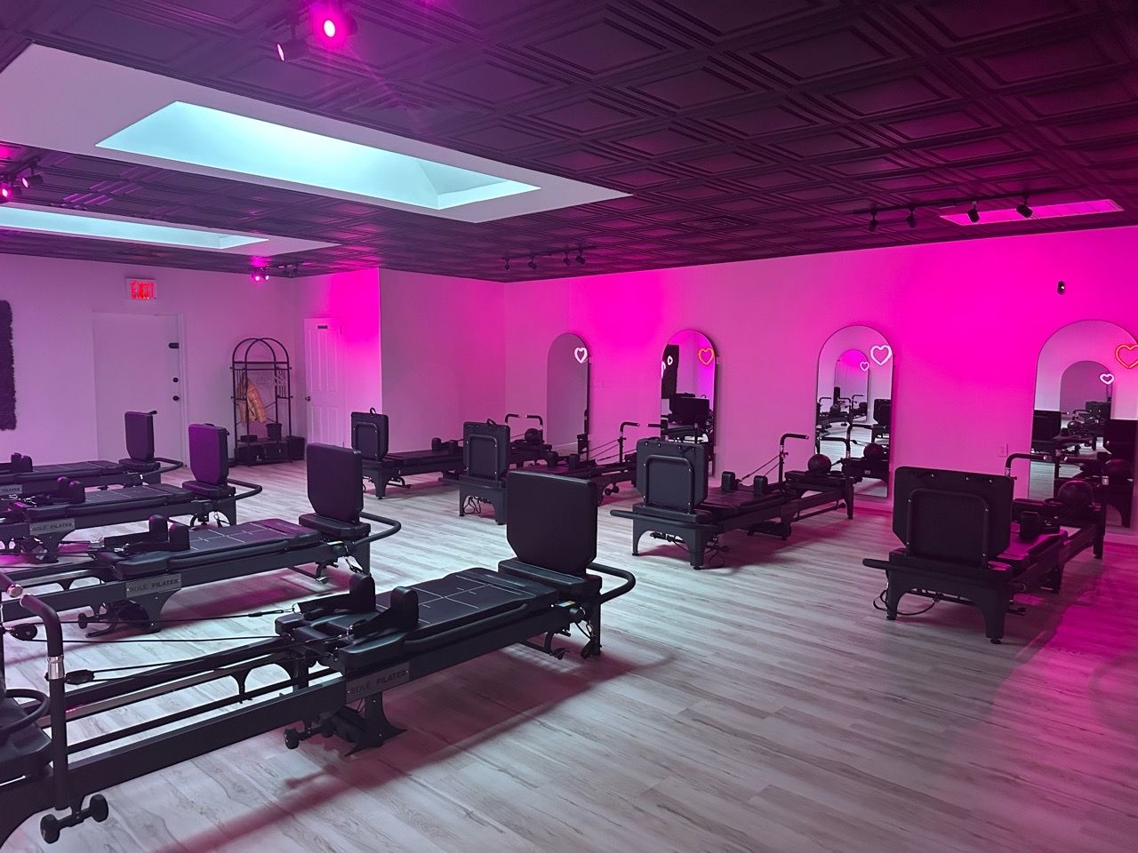  fitness,studio,exercise,interior,modern,ambient-lighting  