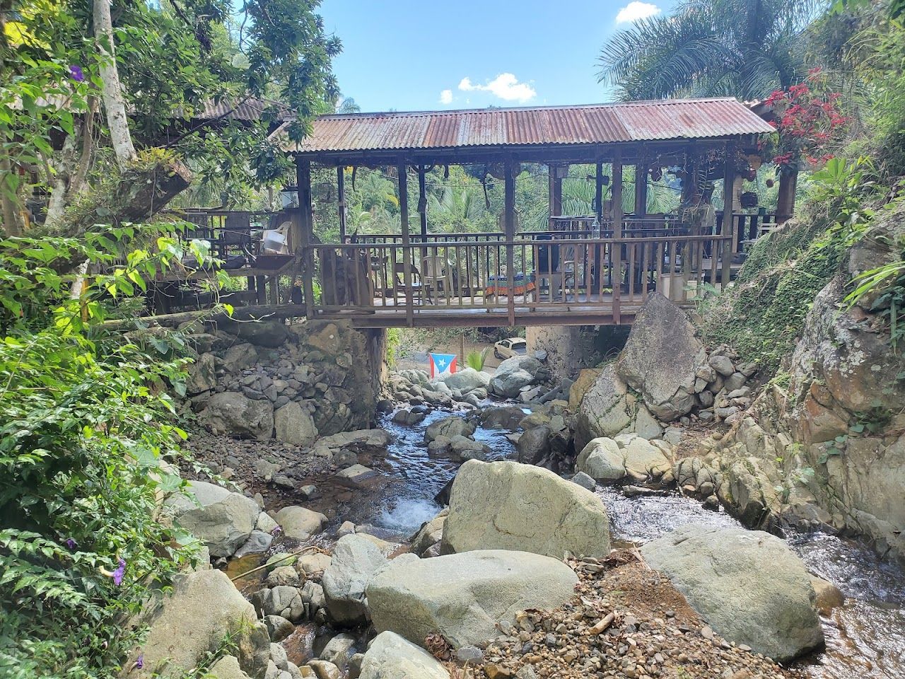 Charca Casa Sobre La Cascada