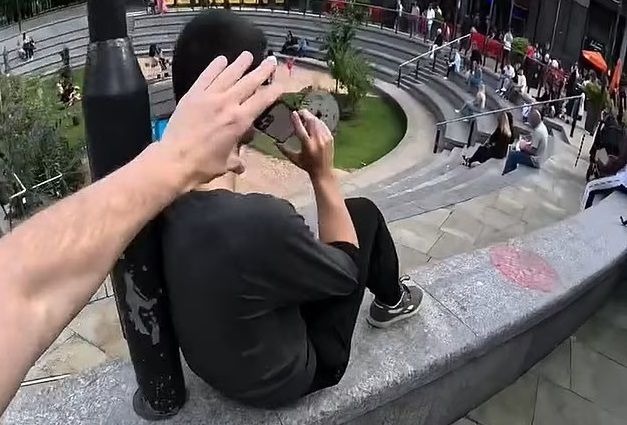 Corredor de parkour "roba" seis teléfonos en sólo 40 segundos.