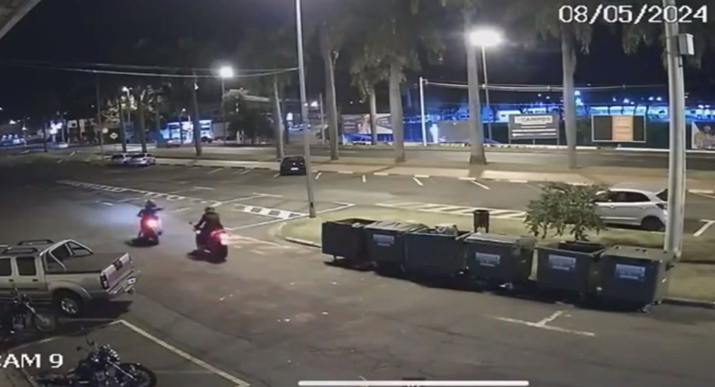 Thief is surprised when trying to steal a motorcycle in Sao Paulo