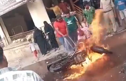 Trágico accidente: Explosión repentina cobra una vida y deja 10 heridos al intentar sofocar el fuego de una moto