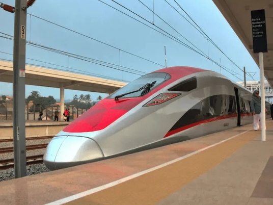 Japoński pociąg Shinkansen na peronie