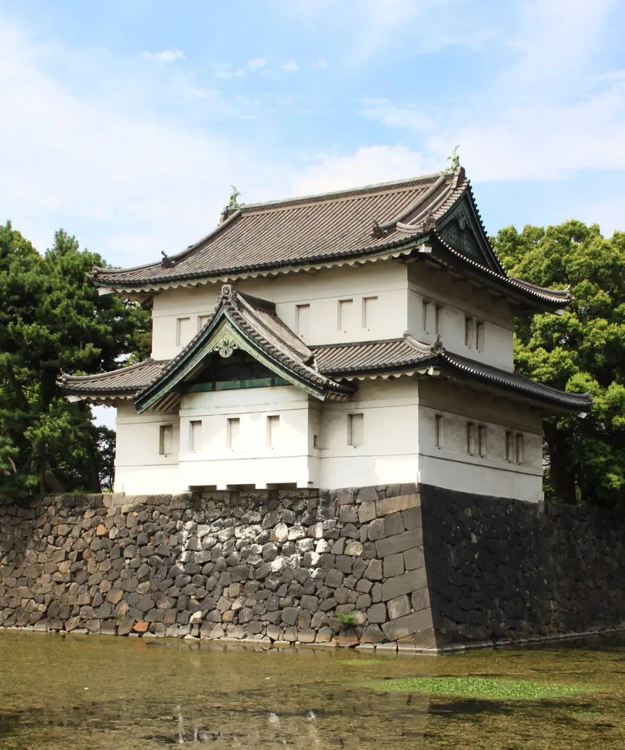 Budynek Pałacu Cesarskiego osadzony na murze przy fosie, Tokio, Japonia