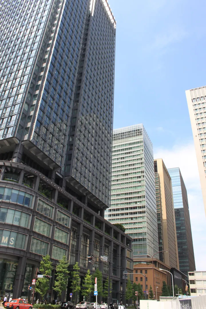 Nowoczesne biurowce i wieżowce w dzielnicy Marunouchi, blisko Tokyo Station City, Tokio, Japonia