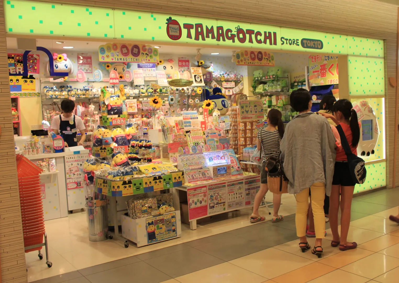 alt="Sklep Tamagotchi w Tokyo Station City, pełen gadżetów, przed którym stoją ludzie