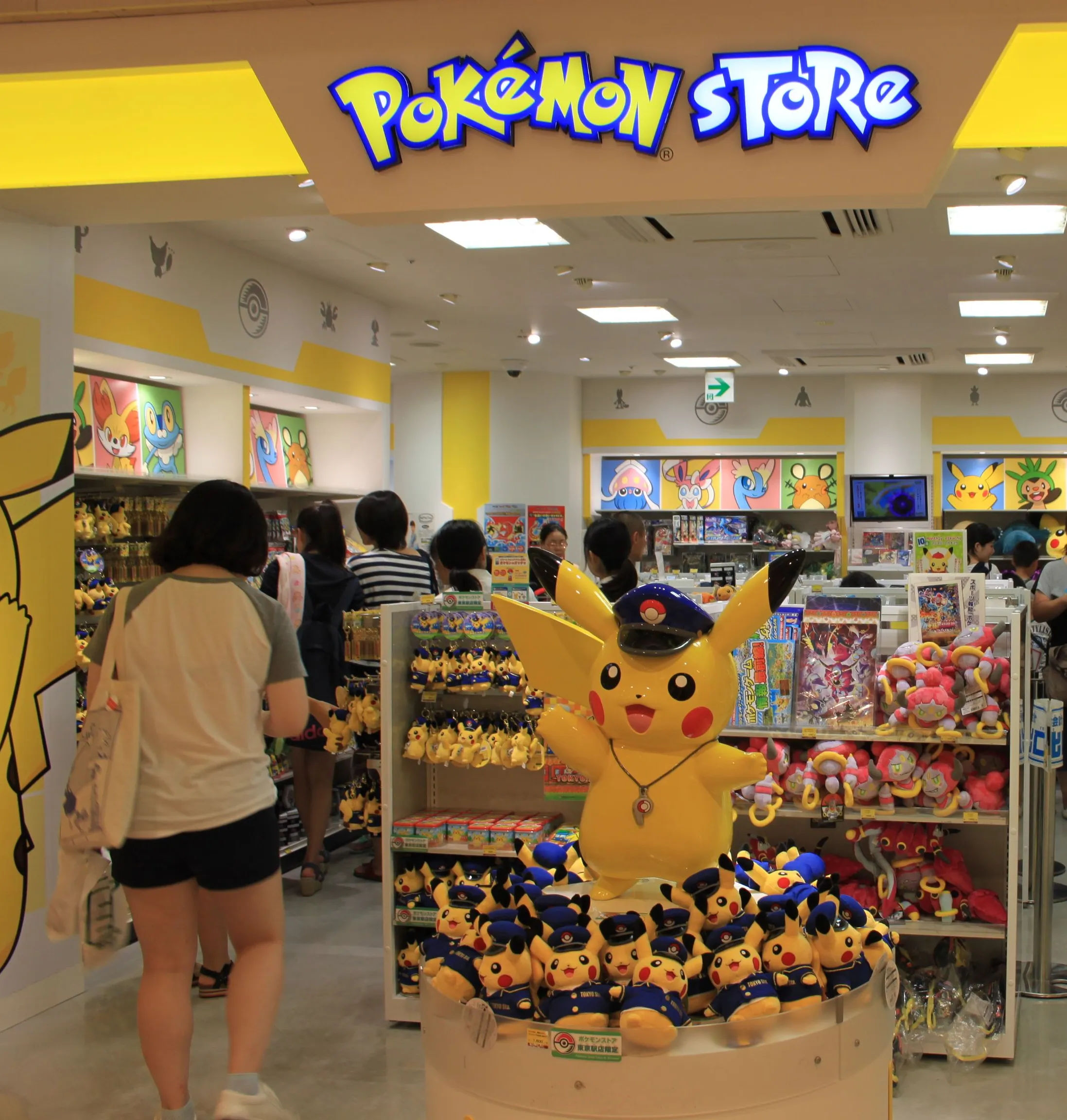 Sklep Pikachu w Tokyo Station City z klientami i dużą maskotką Pikachu na pierwszym planie
