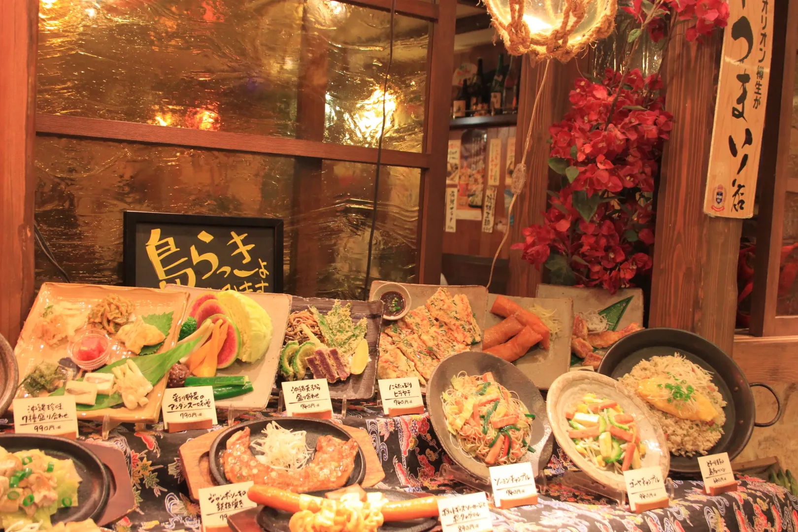 Plastikowe modele jedzenia wystawione w witrynach restauracji w Tokyo Station City