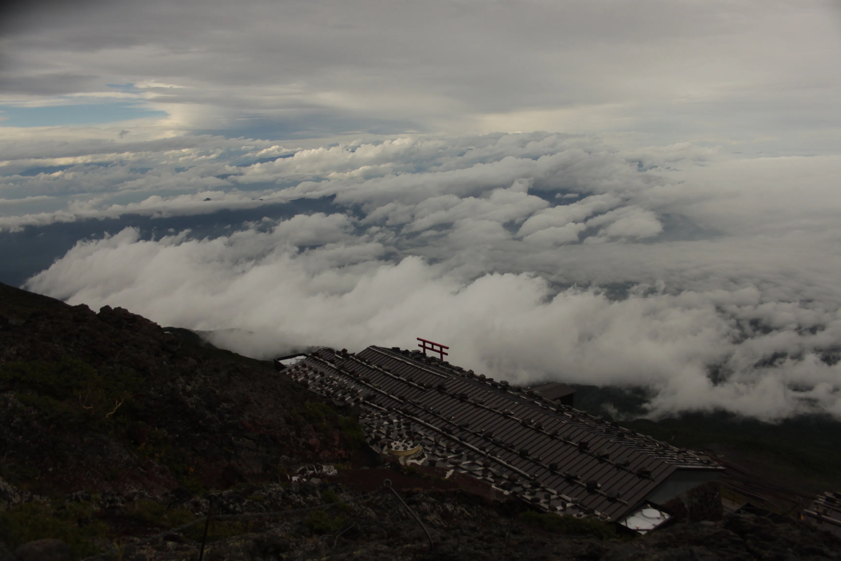 Panorama chmur widziana ze szlaku na górze Fuji, z fragmentem ścieżki w dolnej części obrazu.