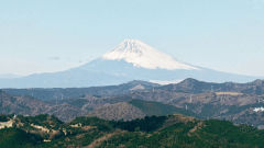 Widok na górę Fuji w Japonii z otaczającymi ją wzgórzami
